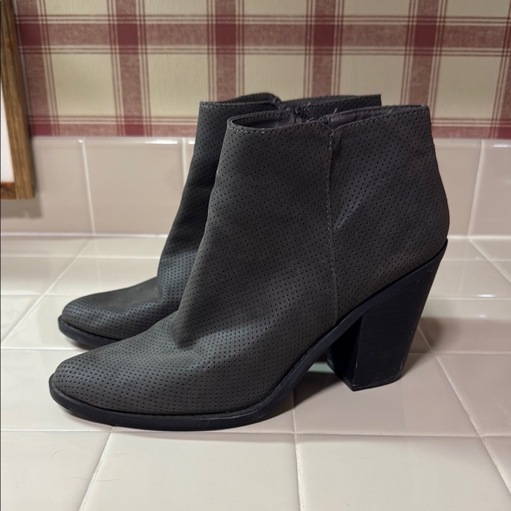 UNIONBAY Gray Heeled Boots Sleek Design
